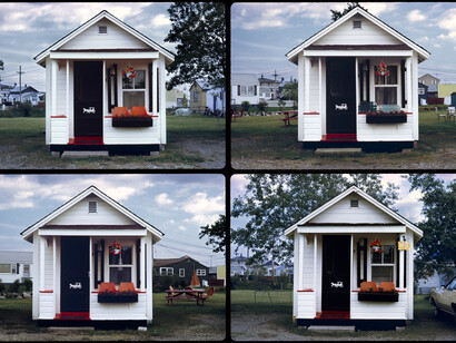 Sandy Skoglund, Scattered Clouds, from the series American Vacation Motel Cabins, 1974, Courtesy of galleria Paci contemporary (Brescia, IT)