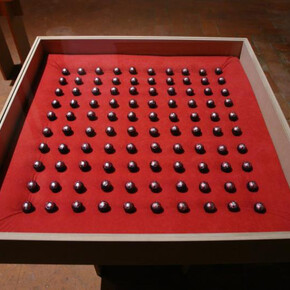 Nemanja Cvijanovič, Princip Kugel (Rote), 2015, UV print su on tinfoil, 10 x 10 cm, diameter 3,5 cm