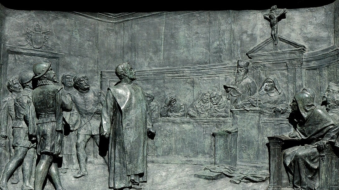 "El proceso de Giordano Bruno ante la Santa Inquisición", bajorrelieve en bronce, Ettore Ferrari, 1889