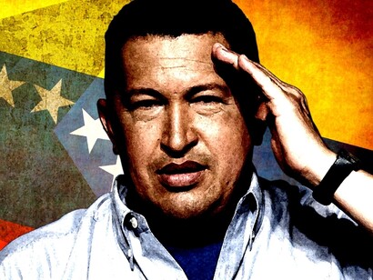 Hugo Chávez hace el saludo militar ante una bandera venezolana