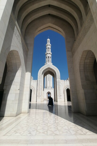 La Grande Moschea del Sultano Qaboos si trova nella capitale Muscat, nel Sultanato dell'Oman
