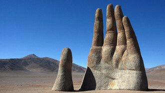 Escultura: *La mano del desierto*. El desierto de Atacama, a pesar de ser el desierto no polar más árido del planeta, alberga algunos de los lugares con mayor biodiversidad de toda América Latina, Chile