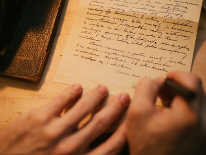 Maria de Oliveira, de 20 anos, estuda piano. Em 1941, escreve de São Luís, Maranhão, onde encontrara o conto “Piá não sofre, sofre”, na revista *Planalto*. Entusiasmada, deseja ler mais desse autor que o irmão lhe recomenda. Expressando-se com graça e desenvoltura, ganha, em São Paulo, um amigo que lhe oferece o livro Clã do jabuti, músicas e paciente atenção. Retribui com um azulejo antigo e uma boneca de feira


