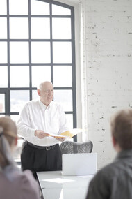 Career Coach si rivolge ad una classe piena di persone