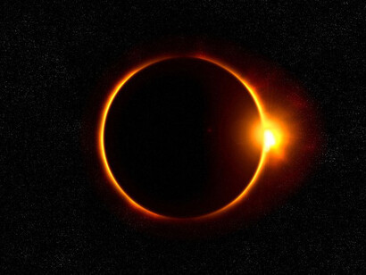 Eclipse solar: la observación realizada en 1919 por Sir Arthur Eddington ponía de manifiesto que la curvatura de la luz de las estrellas al pasar cerca del campo gravitatorio solar alteraba la posición aparente de estas