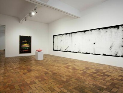Harold Ancart, Installation views, Untitled, 2013, Pigment (charcoal powder) on wall, format variable © VW (VeneKlasen/Werner), Berlin