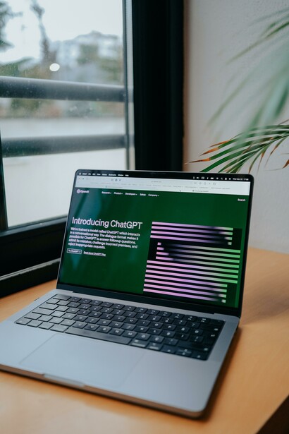 ChatGPT e privacy. Il Garante rileva la mancanza di una informativa agli utenti e a tutti gli interessati i cui dati vengono raccolti da OpenAI e l’assenza di una base giuridica che giustifichi la raccolta e la conservazione massiccia dei dati personali allo scopo di “addestrare” gli algoritmi sottesi al funzionamento della piattaforma