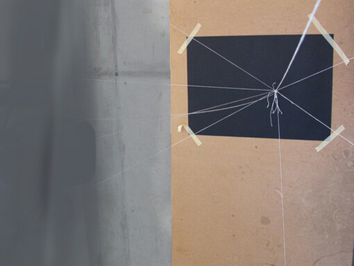 El propio proceso cinematográfico, está concebido como una guía para el pensamiento. Un espacio contingente en el que los pensamientos y las imágenes se mezclan con los sentimientos subjetivos personales y nos hacen creer que la sociedad actual funciona.2010, Zbyněk Baladrán