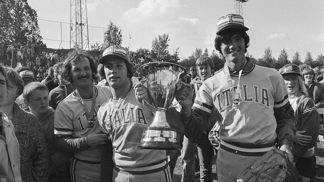 La Selección de Italia con la copa del Campeonato Europeo de Béisbol de 1977