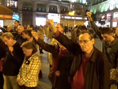 Manifestantes con el puño en alto durante una protesta para demandar justicia por los crímenes franquistas