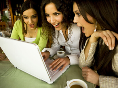 Grupo de amigas mirando facebook