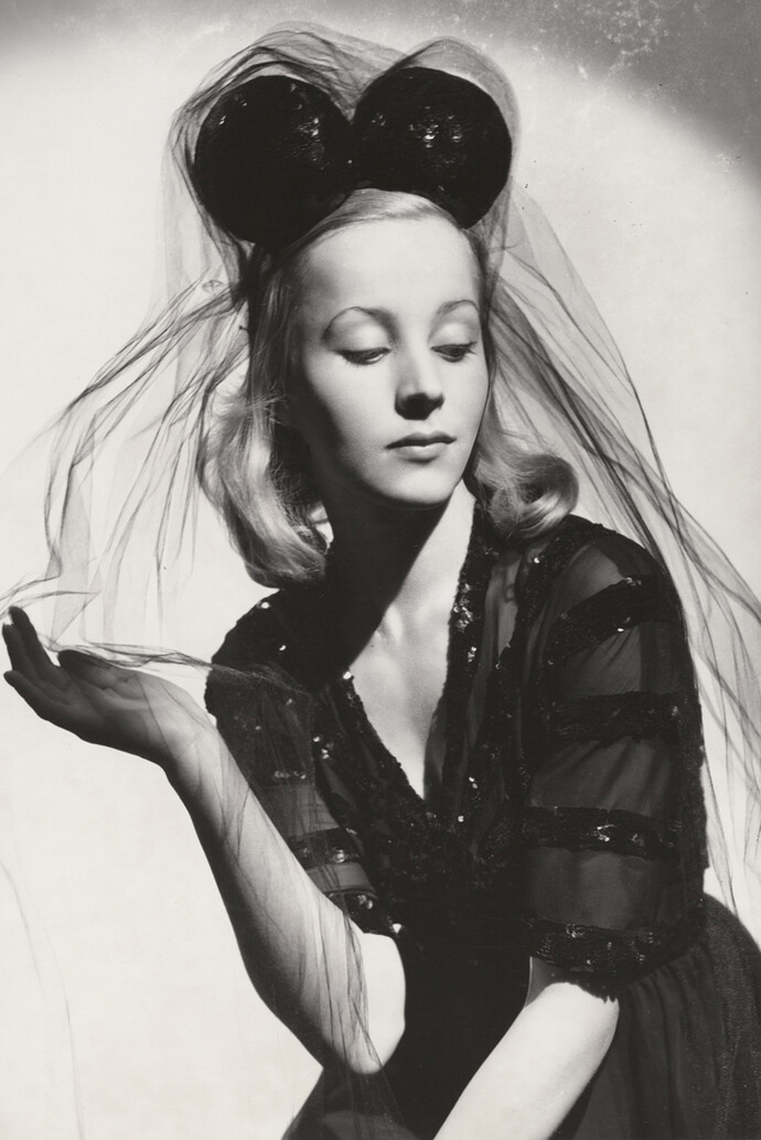François Kollar, Le mannequin Muth, Balenciaga
Années 1930 , Tirage d‘époque, 29 x 22,4 cm. Donation François Kollar, Médiathèque de l‘architecture et du patrimoine.