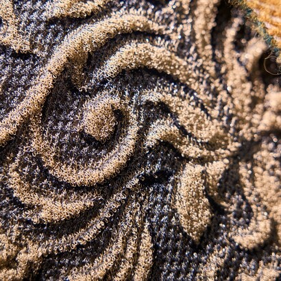 La maglieria emerge come luogo di sperimentazione tecnica e sensibilità artigianale, dove il filo è protagonista. Foto di AKAstudio-collective