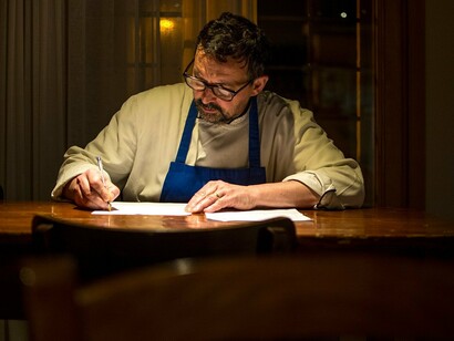 Doro a lavoro per l'Antica Trattoria da Doro, Solagna, Veneto, Italia