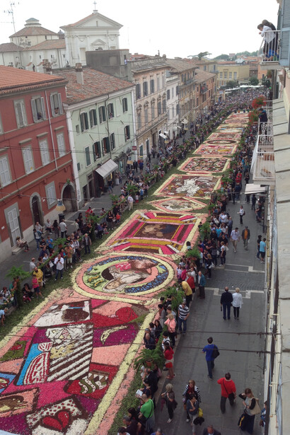 Genzano, Italia. Tapiz de flores con motivo de la Infiorata