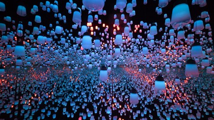 Lanternas brancas no museu de arte digital sem fronteiras do Teamlab em Tóquio, no Japão. Em vez de serem vistos como locais estáticos, silenciosos e distantes da realidade contemporânea, os museus precisam ser compreendidos como ambientes vivos, dinâmicos e acessíveis, capazes de dialogar com os anseios e inquietações da juventude. Desde os primeiros anos da formação escolar até a juventude, a visita a um museu representa uma experiência formativa que vai muito além do simples ato de observar objetos antigos ou obras de arte. Trata-se de um encontro com o conhecimento em sua forma mais humana, sensorial e afetiva