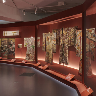 Au fil de l'or. L'art de se vêtir de l'orient au soleil-levant, vue d'exposition. Avec l'aimable autorisation du Musée du Quai Branly