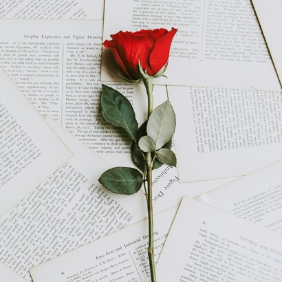 In questa lettura Giulietta emerge come figura più consapevole e dominante, mentre Romeo diventa il succubo di un destino di fascinazione che trasforma il loro amore in una corsa irresistibile verso la dissoluzione