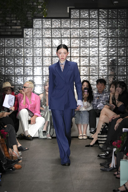 la modella @fiammabomin durante la sfilata a Seoul, People the Terrace, Seoul