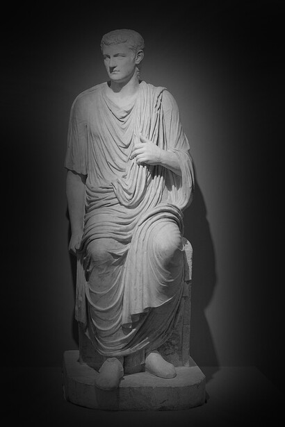 Calígula, tercer emperador romano, el tirano que pretendo ser dios, escultura de mármol, Museo del Louvre, París, Francia