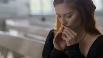 Religione e fondamentalismo. Ogni tipo di religione che proibisca ai propri componenti di avere rapporti sociali o addirittura di parlare, sposarsi e frequentare chi non fa parte dello stesso gruppo viene definita come setta. Abolendo il confronto culturale e disincentivando il pensiero del singolo individuo si unifica e rafforza il sentimento di appartenenza, ampliando così il divario tra i seguaci e il mondo esterno

