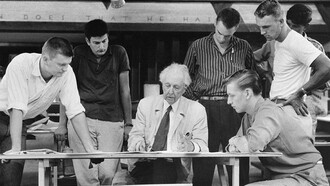 Frank Lloyd Wright com vários estudantes de arquitetura