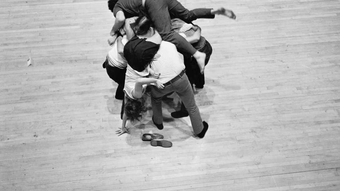 Peter Moore, Photo de Huddle de Simone Forti, 1969. © Barbara Moore/Licensed by VAGA, New York, NY. Courtesy Paula Cooper Gallery, New York