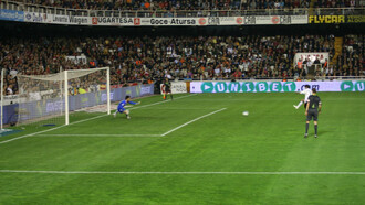 Durchführung eines Elfmeters. Spanische Liga, Saison 2006/07, 30. Spieltag (15. April 2007), Stadion Mestella, Valencia vs. Sevilla. Rechts; Stürmer David Villa (Valencia), links; Torwart David Cobenyo (Sevilla)