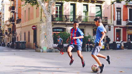 Bambini che giocano a pallone