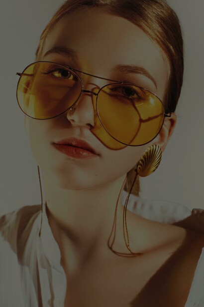 Modelo usa óculos modelo aviador com lentes amarelas