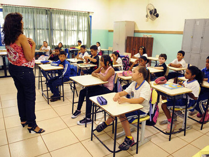 Professora dá continuidade em aula de alfabetização de crianças 