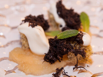 Soul Food Night. Bizcocho de aceite de oliva, queso fresco, manzana reineta y trufa negra. Foto: Thalía Olszewski Ibáñez