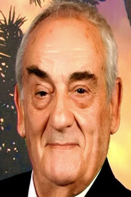 Alfredo Gómez Gil (1936, Alicante) nos dice: “que en vez de palmas de las manos, dos palmeras me salen por muñecas”.