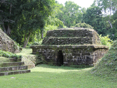 Temazcal en las ruinas del sitio arqueológico Nakum, Parque Yaxhá Nakum Naranjo, Reserva de la Biosfera Maya, Petén, Guatemala
