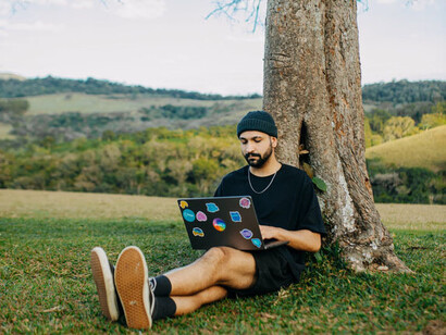 Profissional participa de reunião virtual através do computador