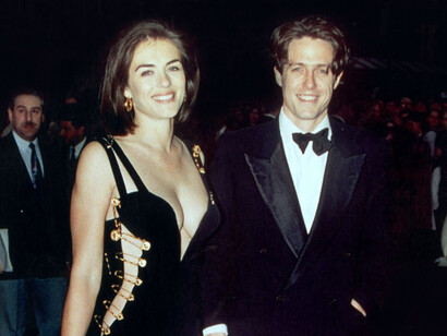Elisabeth Hurley, in Versace, per la prima di Quattro matrimoni e un funerale