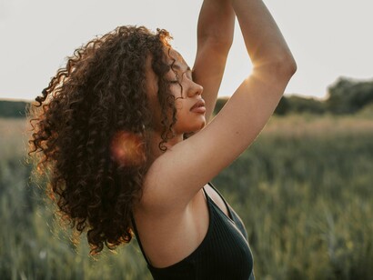 O amor próprio, no fundo, é uma prática de gentileza consigo mesma, mas nem por isso significa que você deve aceitar tudo que lhe faz mal. Afinal, se você está tentando cultivar uma vida mais saudável e uma relação amorosa consigo mesma, por que se manteria presa a comportamentos ou pessoas que te machucam? 


