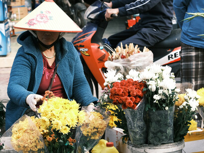 Entre tradition et délicatesse, ces étals fleuris font écho à une histoire familiale où les prénoms, comme des fleurs, portent en eux mémoire, culture et transmission