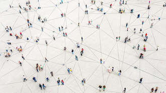 De nuevo confluimos, como gotas de lluvia en la vidriera de un café, desfilando cada quien sus vestimentas, poses y sonrisas