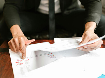 Signature de documents administratifs : un geste quotidien au cœur de la machine bureaucratique