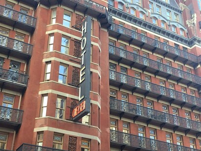 Letreiro do Hotel Chelsea, em Nova Iorque, Estados Unidos