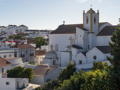 En Tavira las mujeres mayores hacen los mandados en sus batas de verano, las mismas que usaban nuestras abuelas. Igreja de Santiago, Tavira centro, Algarve, Portugal