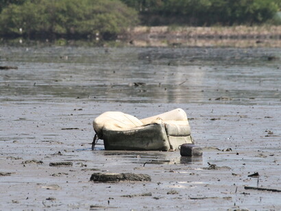Lagoas transformadas em depósitos de resíduos, lixo e esgoto na cidade olímpica de 2016. Foto de Mario Moscatelli
