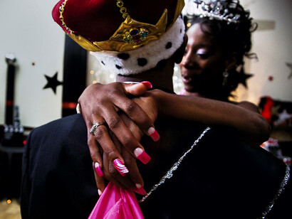 Gillian Laub, The Prom King and Queen, dancing at the black prom, 2009