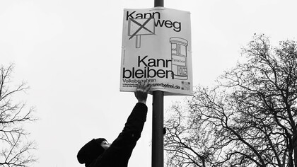 La campagna Berlin Werbefrei propone di limitare progressivamente i grandi impianti pubblicitari per restituire lo spazio pubblico ai cittadini. Foto di Berlin Werbefrei