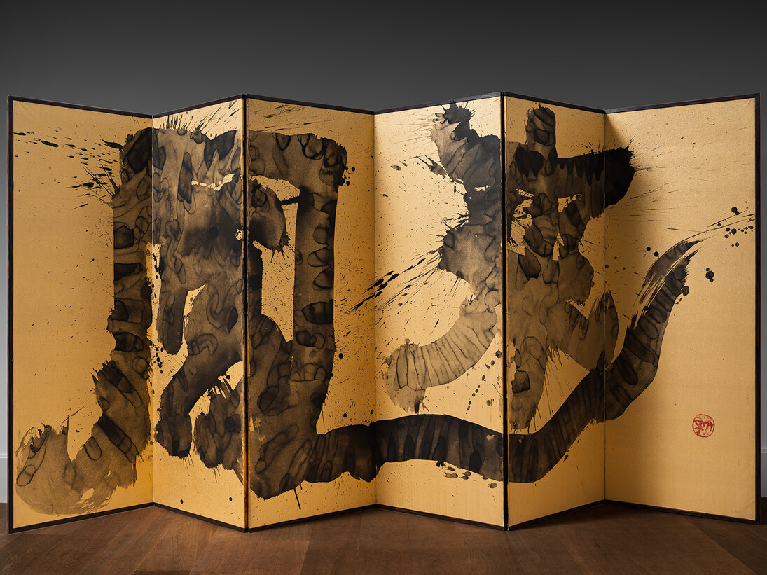 ALB Antiquités : Paravent à six feuilles tendu de soie recouverte de feuilles d’or, Sofu Teshigahara