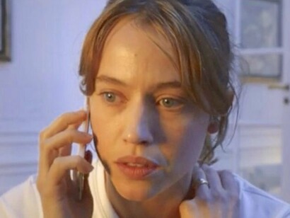 Lou de Laâge em cena do filme Coup de Chance (2023)