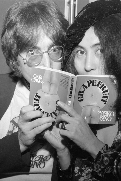 Yoko Ono y John Lennon leyendo "Grapefruit" (1964)