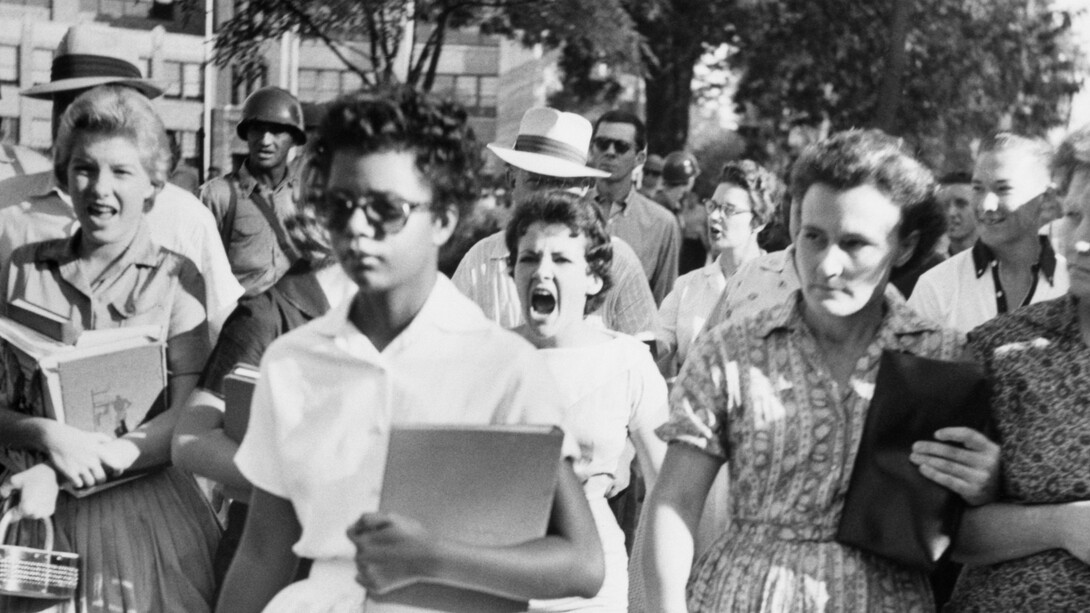Una foto histórica: la quinceañera Elizabeth Eckford y otros ocho estudiantes afroamericanos intentando entrar en el Little Rock Central High School. Son increpados y reciben amenazas de linchamiento hasta que finalmente la Guardia Nacional los detiene ( Little Rock, 4 de septiembre de 1957)