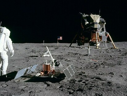 Buzz Aldrin en la superficie lunar con el módulo lunar (LM) Eagle durante la actividad extravehicular del Apolo 11 